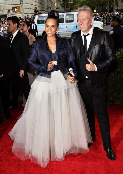 Alicia Keys arrib&oacute; al lado del dise&ntilde;ador Jean Paul Gaultier.