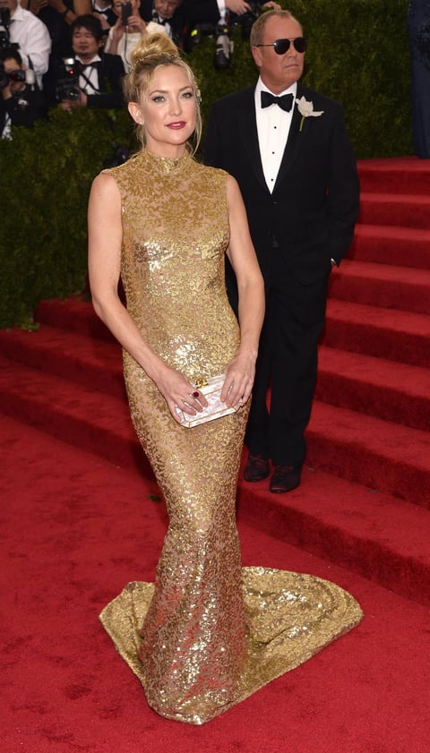 Kate Hudson fue otra de las que optaron por un vestido dorado.