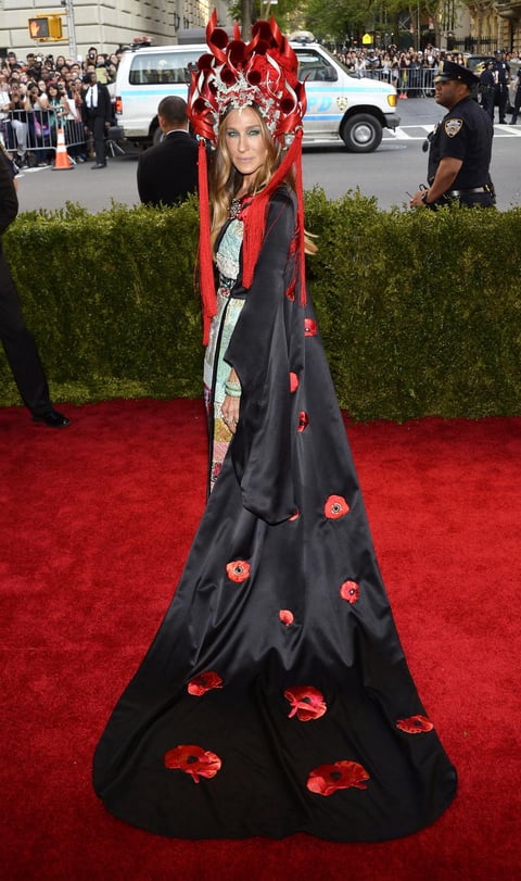 Sarah Jessica Parker fue de las m&aacute;s criticadas por su atuendo.