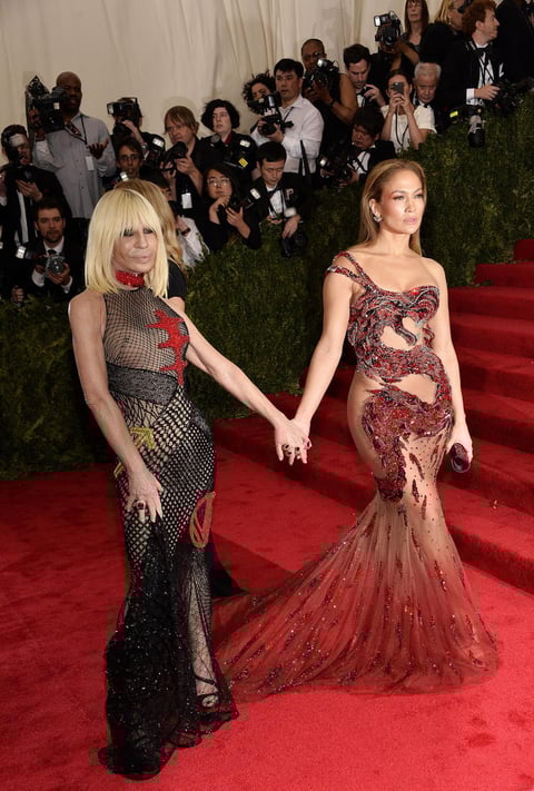 Jennifer Lopez fue otra de las famosas que eligieron las transparencias.