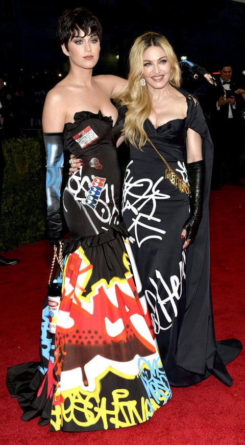 Madonna y Katty Perry llegaron juntas a la gala con creaciones de Jeremy Scott.