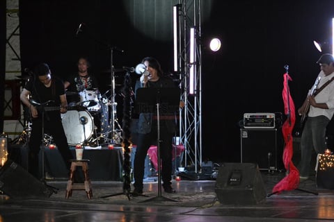 La m&uacute;sica y letras de Enrique Bunbury se apoderaron del Teatro Victoria, a trav&eacute;s del estilo del grupo Opio.