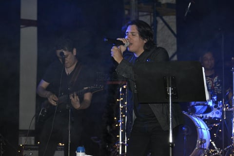 Erik Camarillo, vocalista de la agrupaci&oacute;n, dio la bienvenida al p&uacute;blico en el Teatro Victoria.