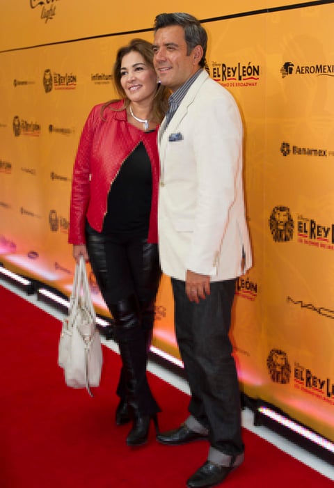 Previamente, varias estrellas desfilaron por la alfombra roja, como el conductor H&eacute;ctor Sandarti.