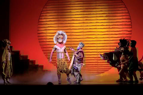 Al finalizar la obra, el equipo actoral recibi&oacute; la ovaci&oacute;n de pie por parte del p&uacute;blico.