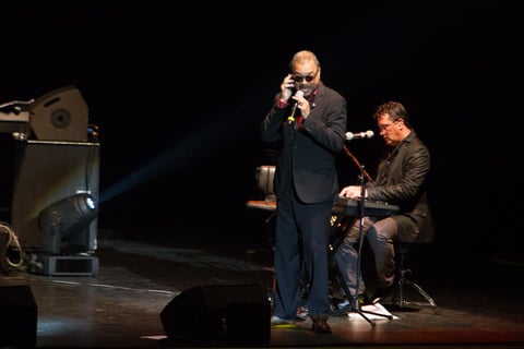 El cubano Francisco C&eacute;spedes tom&oacute; el micr&oacute;fono y juntos, acompa&ntilde;ados de seis m&uacute;sicos, comenzaron a cantar Todo es un misterio.