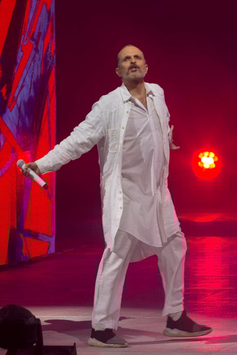 Algo singular pas&oacute; cuando Bos&eacute; interpretaba Nada particular, en ese instante varios fans se levantaron de entre el p&uacute;blico y con sus manos comenzaron a simular el vuelo de una ave.