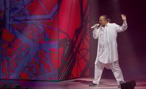 Puso de pie a los asistentes, que bailaron y corearon cada uno de los temas.