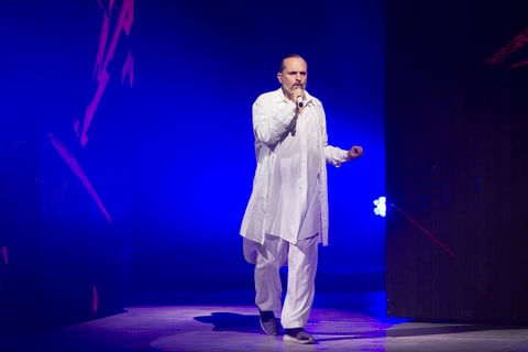 Con un grupo de cinco m&uacute;sicos, el cantante espa&ntilde;ol hizo vibrar a m&aacute;s de uno con canciones como El hijo del Capit&aacute;n Trueno, Salamandra, Nena y Aire soy.