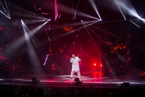 Entr&oacute; solo y en silencio, mientras las cuatro columnas que ocupaban el escenario se transformaron en lienzos blancos.