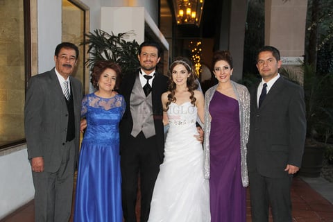 Don Humberto, Sra. Flor, Liliana y Jorge Morales Peña con los novios.