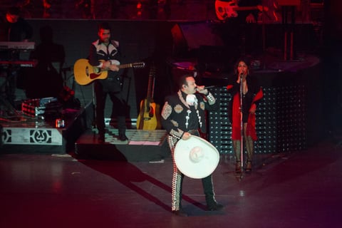 El público le solicitó una canción más al cantante que pretendía despedirse, para luego regresar al escenario acompañado de la banda.