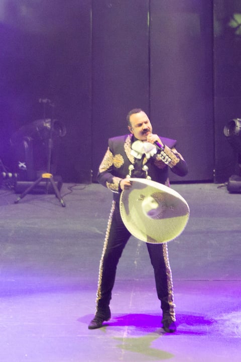 'En esta vida hay dos sentimientos que rigen a los seres humanos. Ojalá que en sus vidas jamás pese más el miedo que el amor', alegó el cantante antes de presentar su tema, Miedo.