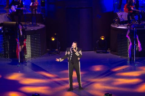 Luciendo un traje negro de charro y sombrero, Pepe Aguilar presentó Ni contigo… ni sin ti.