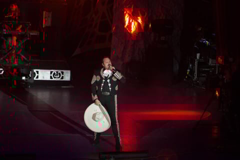 Después de un segmento rockero, Pepe regresó a lo ranchero, interpretando Acá entre nos, Lástima que seas ajena y Hermoso cariño.