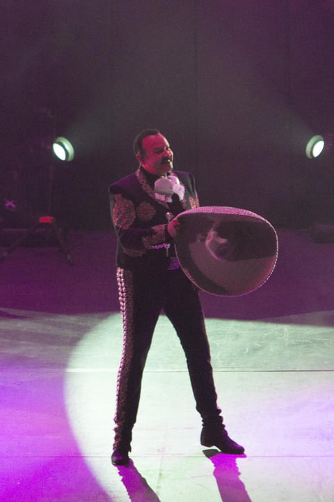 Luego de resaltar la presencia de dos integrantes de Los Bunkers, cantó Perdono y olvido, Mi credo y Entre dos ríos en una versión rockera.