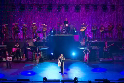 'Esta noche saldrán acompañados y los que ya vienen enamorados a lo mejor hasta embarazados pueden salir', comentó el cantante antes interpretar Recuérdame bonito.