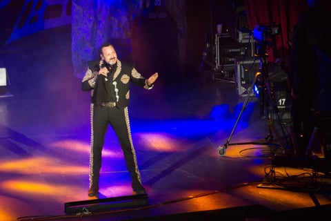 El cantante rindió tributo a Vicente Fernández y a su padre Antonio Aguilar, con “Albur de amor”.