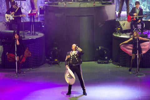 El cantante arrancó su presentación con El zacatecano, Baraja de oro y A pierna suelta, para luego dar la bienvenida a los casi 10 mil asistentes en el Auditorio.