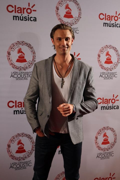 Alex Brizuela pos&oacute; para las fotos de la alfombra roja del Centro Cultural Roberto Cantoral.