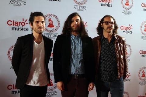 Javier Mej&iacute;a y los hermanos Navejas del grupo Enjambre, estuvieron presentes en el Centro Cultural Roberto Cantoral.