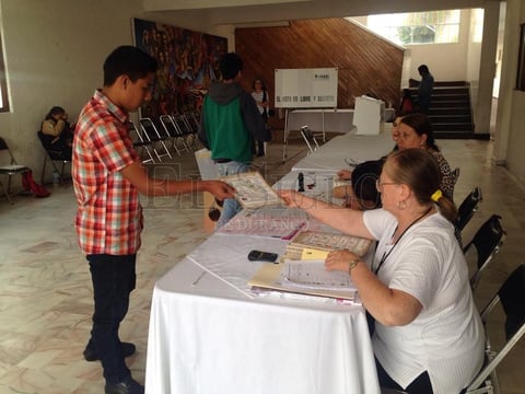 Votantes en la casilla que se ubica dentro del Instituto Tecnol&oacute;gico de Durango.