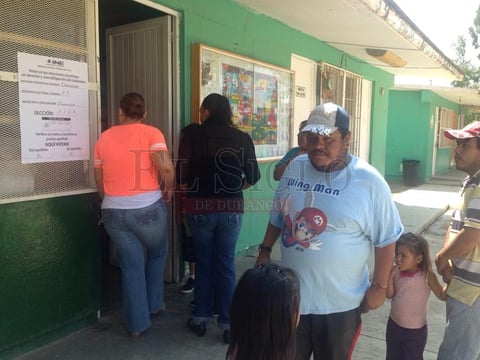 Habitantes de la Colonia Jos&eacute; Revueltas y sus alrededores, acudieron a realizar el debido sufragio.