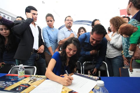 Martha Higareda se mostr&oacute; muy amigable con sus fans y hasta firm&oacute; algunos aut&oacute;grafos.