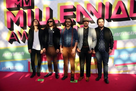 El grupo de rock Enjambre desfil&oacute; por la alfombra roja, previo a ofrecer una actuaci&oacute;n musical en la ceremonia.