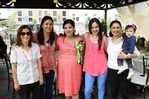 Acompañada de la señora Carmen Acevedo, Claudia Herrera, Liliana Huerta y Julia Huízar.