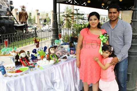 Con su esposo Enrique Herrera y su hija.