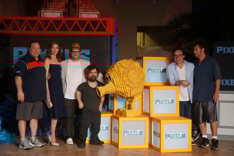 Kevin James, Michelle Monaghan, Josh Gad, Peter Dinklage, Adam Sandler y el director Christopher Colombus, promocionaron la cinta en el Annual Summer of Sony.