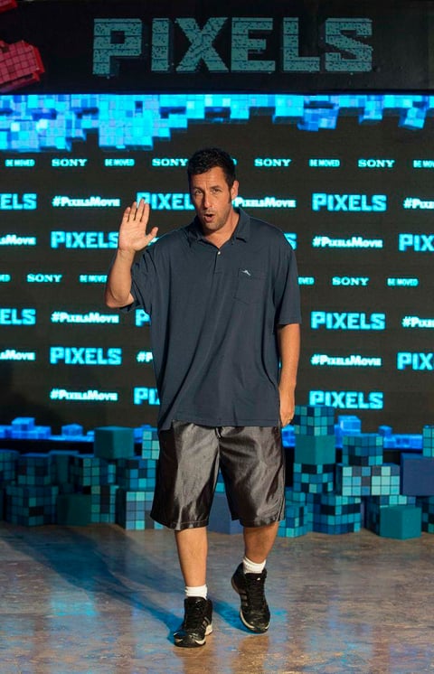 Adam Sandler pos&oacute; ante la prensa mexicana en la presentaci&oacute;n de Pixels en Canc&uacute;n.