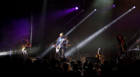 Sin quitarse sus lentes oscuros salud&oacute; a su p&uacute;blico antes de interpretar "Dime que no" y "S&oacute;lo d&eacute;jate amar":