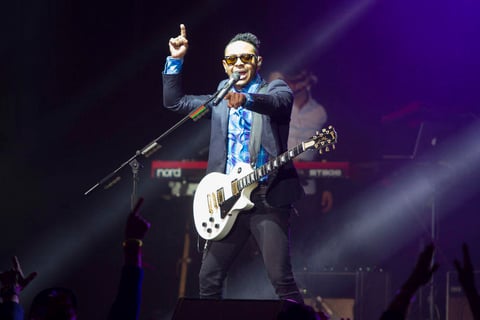 Luces moradas y blancas lo alumbraron a su salida a las 21:10 horas cuando, vestido con pantal&oacute;n y saco negros acompa&ntilde;ado de una camisa azul, comenz&oacute; su repertorio con guitarra en mano en el tema "Viernes", "Jam&aacute;s" e "Inevitable".