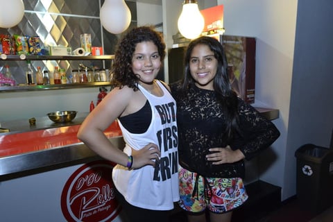 Con su amiga en la fiesta de cumpleaños.