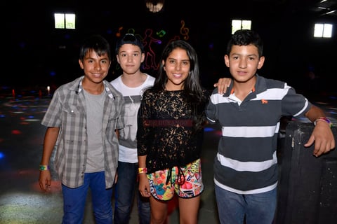 Con sus amigos de la infancia.