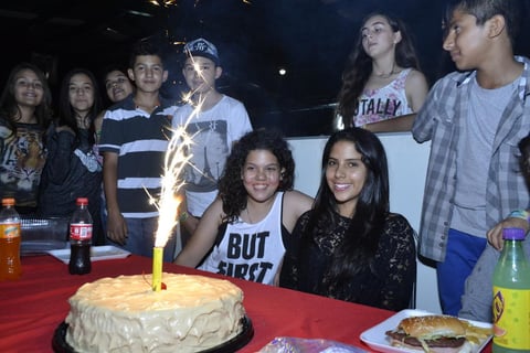 Fernanda partió el tradicional pastel de cumpleaños.