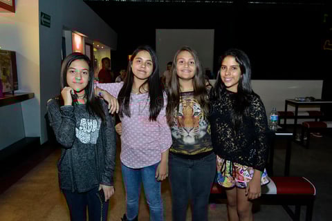 Feliz rodeada de sus seres queridos.