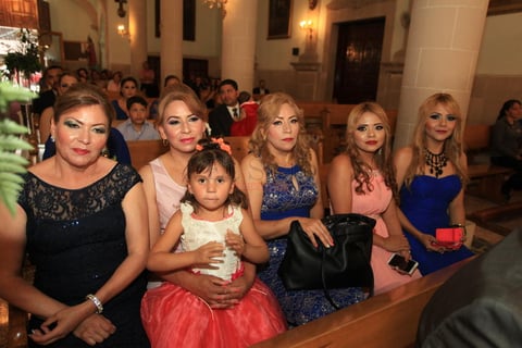 Asistieron amigos y familiares a la misa nupcial.