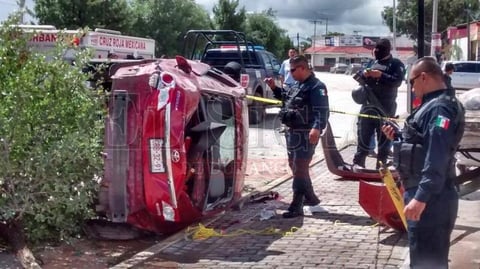 En el lugar se encontraban dos personas lesionadas las cuales viajaban en un autom&oacute;vil Toyota Corola placas GBB3291.