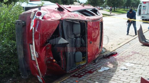 En el lugar se encontraban dos personas lesionadas las cuales viajaban en un autom&oacute;vil Toyota Corola placas GBB3291.