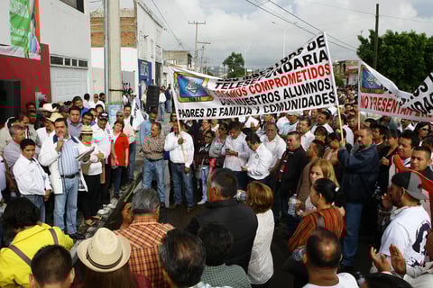 Durante las protestas, los maestros reiteraron que desconocen como l&iacute;deres a las secretarias generales de las secciones 12 y 44 del Sindicato Nacional de la Educaci&oacute;n (SNTE).