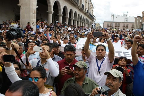 "Pedimos que el Congreso local nos apoye ante los diputados y senadores federales, que nos ayuden a exigir que se de marcha atr&aacute;s a la evaluaci&oacute;n punitiva", mencion&oacute; Rafael Montes, uno de los l&iacute;deres de Magisterio Unido.