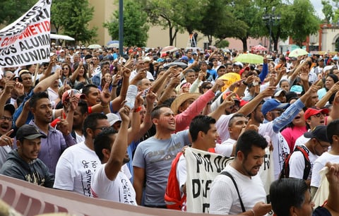 Exigieron que signaran un compromiso mediante el cual se comprometen a apoyar la causa del movimiento magisterial de Durango mediante un punto de acuerdo.