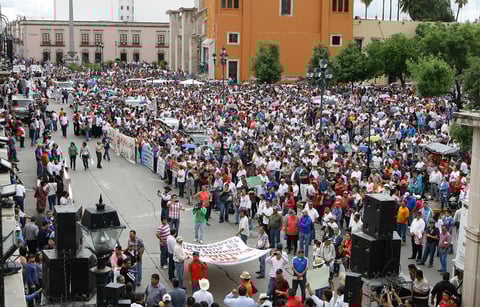 Estuvieron esperando la respuesta la comisi&oacute;n integrada por los diputados Juli&aacute;n Salvador Reyes, Marco Aurelio Rosales Saracco, adem&aacute;s del oficial mayor Pedro Bernal.