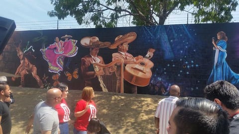 El mural est&aacute; formado por tres diferentes pinturas de la int&eacute;rprete de &eacute;xitos como &ldquo;La gran se&ntilde;ora&rdquo;, &ldquo;A cambio de qu&eacute;&rdquo; y &ldquo;Querida socia&rdquo;.