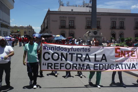 Recorrieron la avenida 5 de Febrero, hasta llegar a la sede del Congreso del Estado.