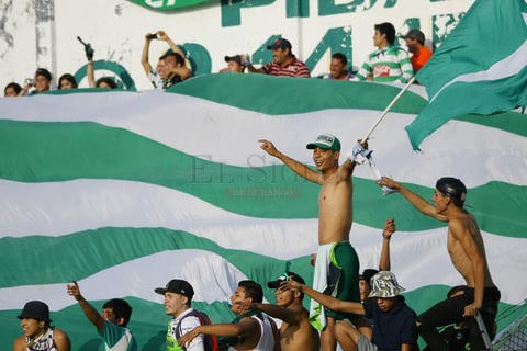 Los aficionados albiverdes derrocharon pasi&oacute;n por el juego.