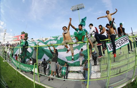 La porra del Santos Laguna se hizo presente.